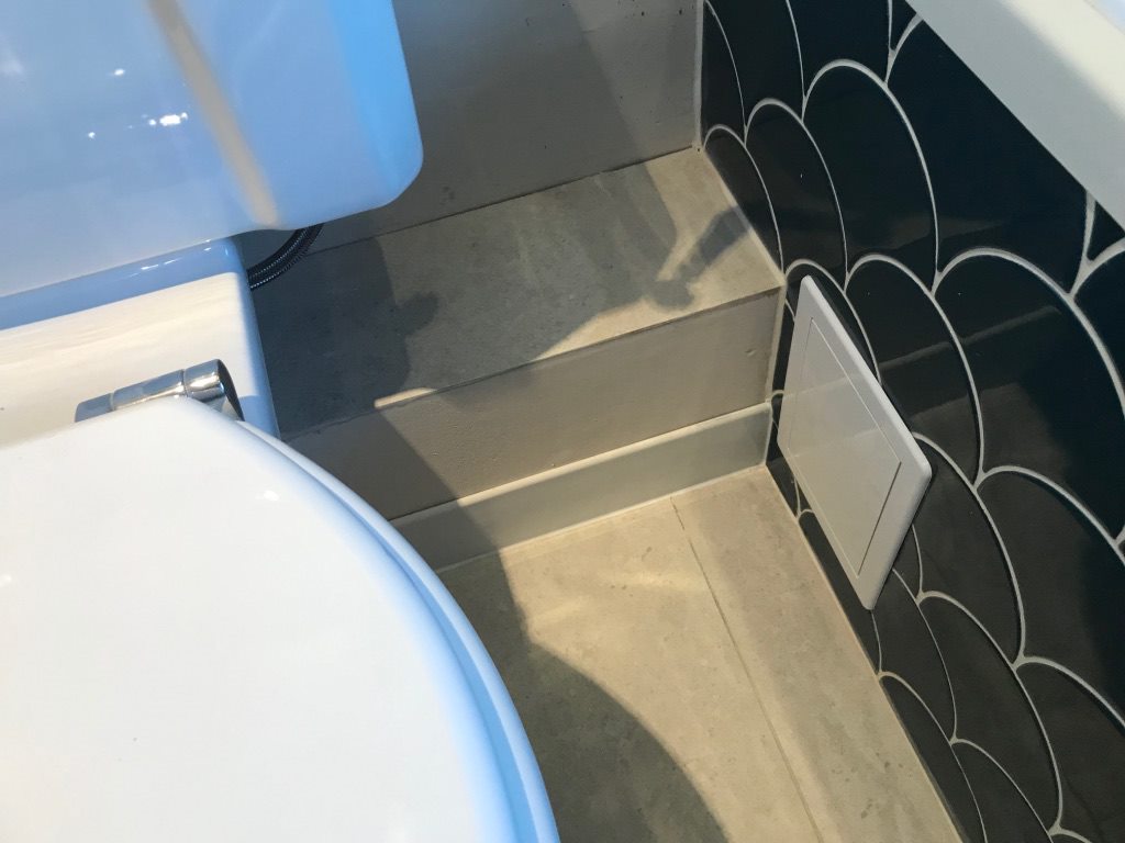 Scale tiles bathroom